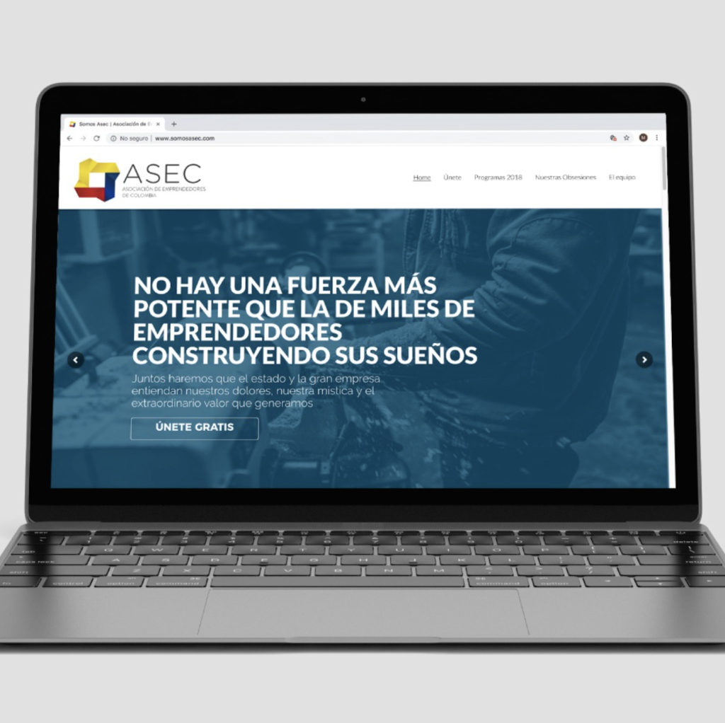 Mockup frontal centrado de una computadora portátil abierta que muestra la página de inicio de la plataforma web de ASEC en el navegador.