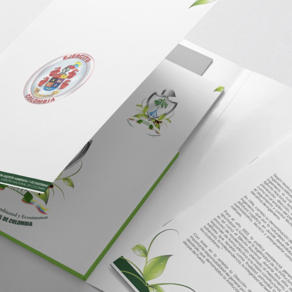 Mockup de una carpeta corporativa abierta que muestra hojas membretadas impresas con el escudo del Ejército Nacional de Colombia y un logotipo institucional de gestión ambiental.