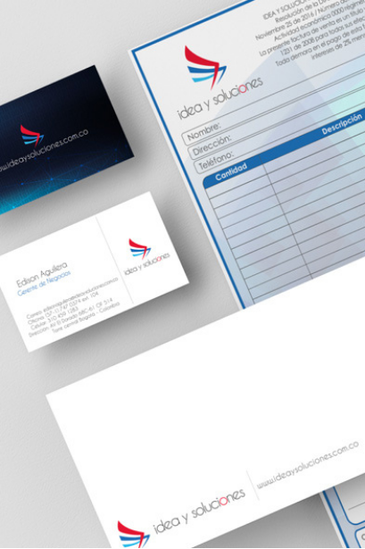 Mockup de papelería corporativa de la marca Idea y Soluciones que incluye tarjetas de presentación, un sobre blanco y una hoja de factura con membrete.