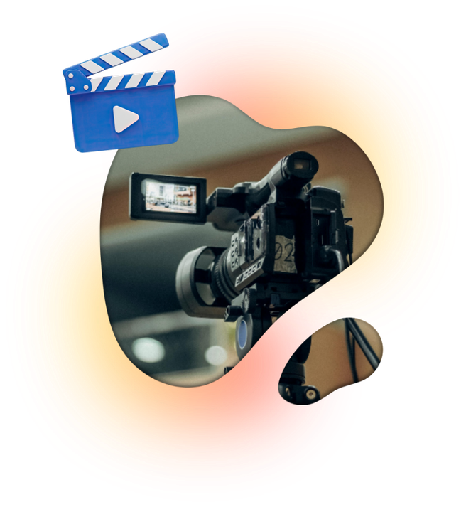 Cámara de video profesional sobre un trípode enmarcada en una forma orgánica con un icono 3D de una claqueta de cine azul.